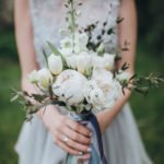 bouquet bianco in mano a damigella